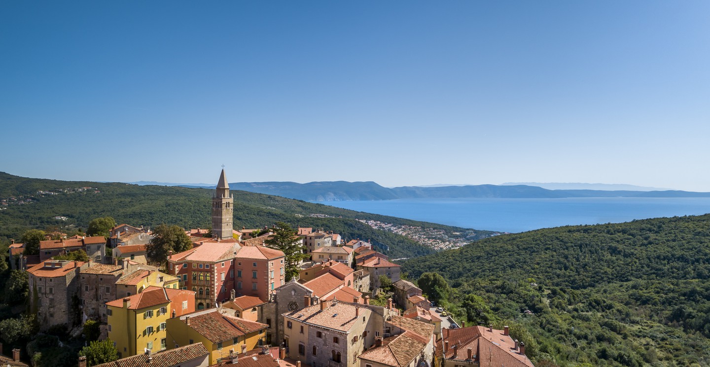 Stari grad Labin okružen zelenilom s pogledom na more iznad Rapca